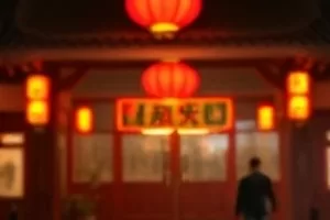 《长街旧影》黑白修复后的旧街景砖墙