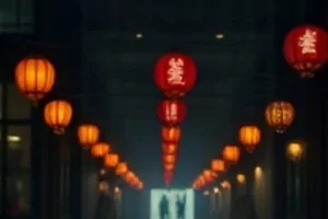 《玻璃温室》里透光的玻璃穹顶与绿植