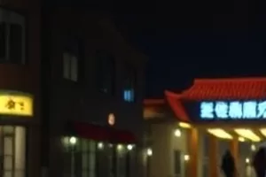 《纸飞机计划》里孩童在天台放飞纸飞机